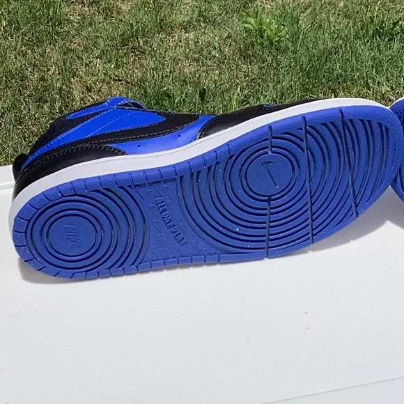 Nike Blue and Black Sneakers for Everyday Comfort - Picture 2 of 5